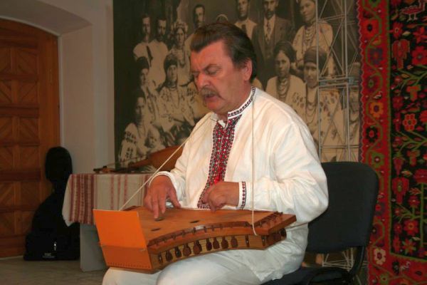 З гуслами. Київ, 2013 рік